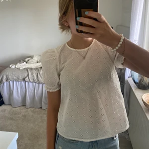 topp med broderier  - topp med hålbroderi från hm, i bra skick💘