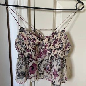 Zara topp - Säljer nu denna oanvända (prislapp kvar) och slutsålda populära zara toppen, priset är exklusive frakt💓💓