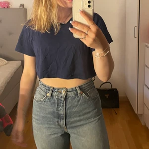 blå t-shirt  - en blå kortare t shirt från nakd som aldrig används💕