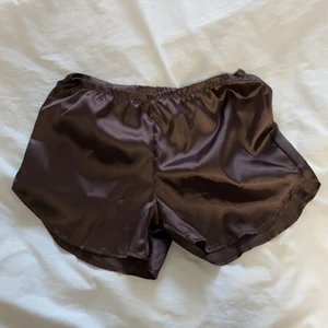 Bruna Satin Shorts i S - Söta helt oanvända bruna Diandra Satin Shorts i S