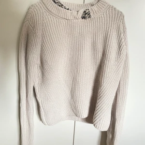 Hunkydory - Stickad tröja från Hunkydory med stenar på axeln 