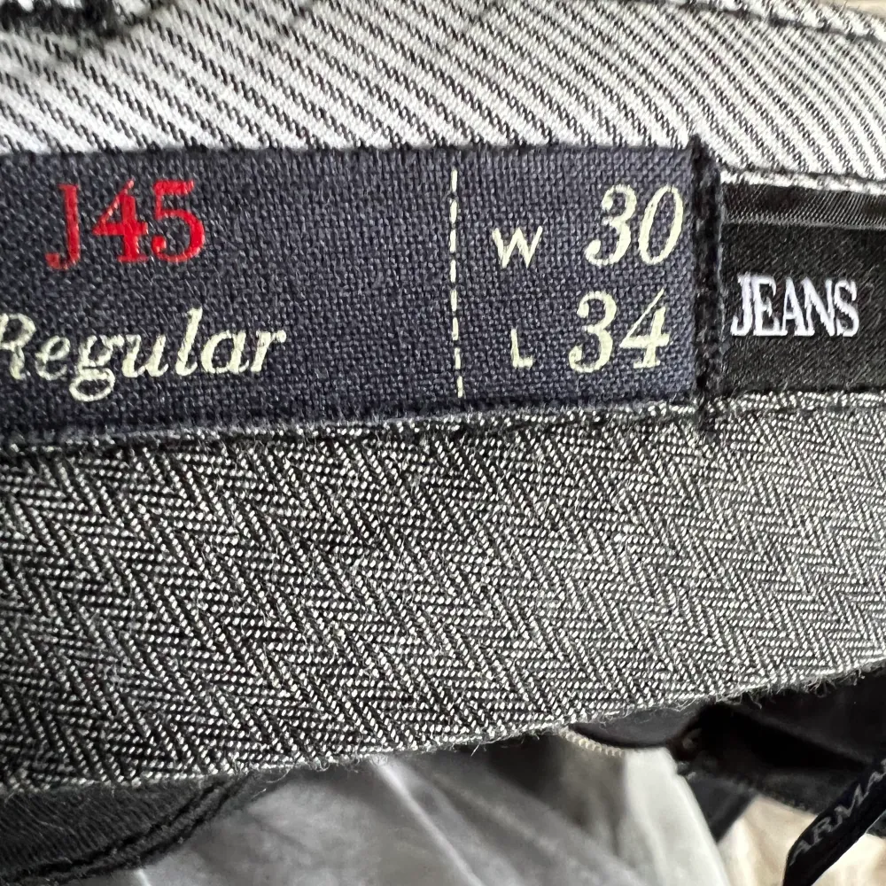 Armani jeans svarta. Logga baksida. Väldigt skönt och mjukt å stretch material. Det står 30/34 i storlek men dom känns mer som 32 i längd tyckte jag iaf. Jeans & Byxor.