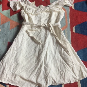 Vit sommarklänning - Klänning från zara som jag endast har haft på mig på studenten, så knappt använd. I storlek L men passar mig som är en M perfekt. Kan knytas fram eller bak. Bra support för brösten med tjockt tyg så kan användas utan bh.