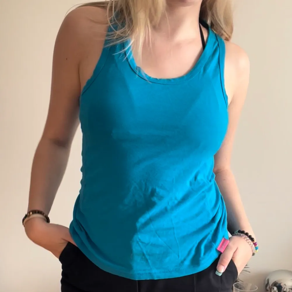 Jätte coolt klarblått linne. Mjukt och skönt material i en modell som liknar träningslinnen med breda band. Bra kvalitet!💕. Neuletakit & Villapaidat.