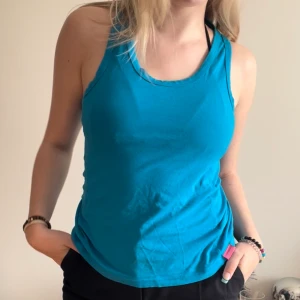 Linne - Jätte coolt klarblått linne. Mjukt och skönt material i en modell som liknar träningslinnen med breda band. Bra kvalitet!💕