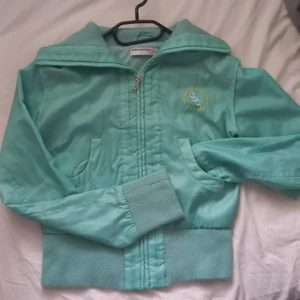 Turkost jacka  - Det är nytt jacka har stora fickor. Jag hade det för 2 månader och fick detta från en kompis men det passar inte mig.
