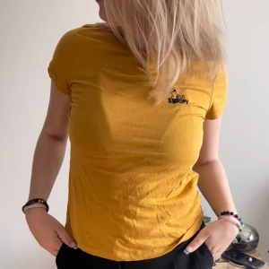 T-shirt  - En snygg och otroligt bekväm t-shirt i en speciell färg. Jätte bekväm en dag hemma eller i skolan! Den har även ett litet ”snoopy” tryck!💕