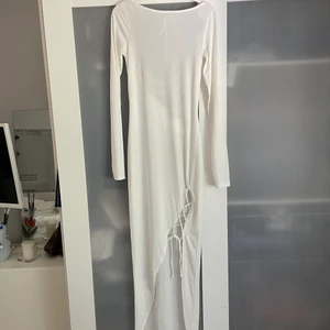 Klänning - Långklänning/strandklänning med slits med snörning fram och bak. Lite genomskinlig men funkar med beiga underkläder eller en bikini under💘