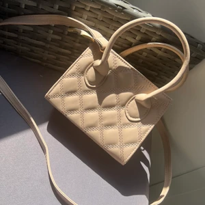 Väska - Beige väska helt oanvänd 