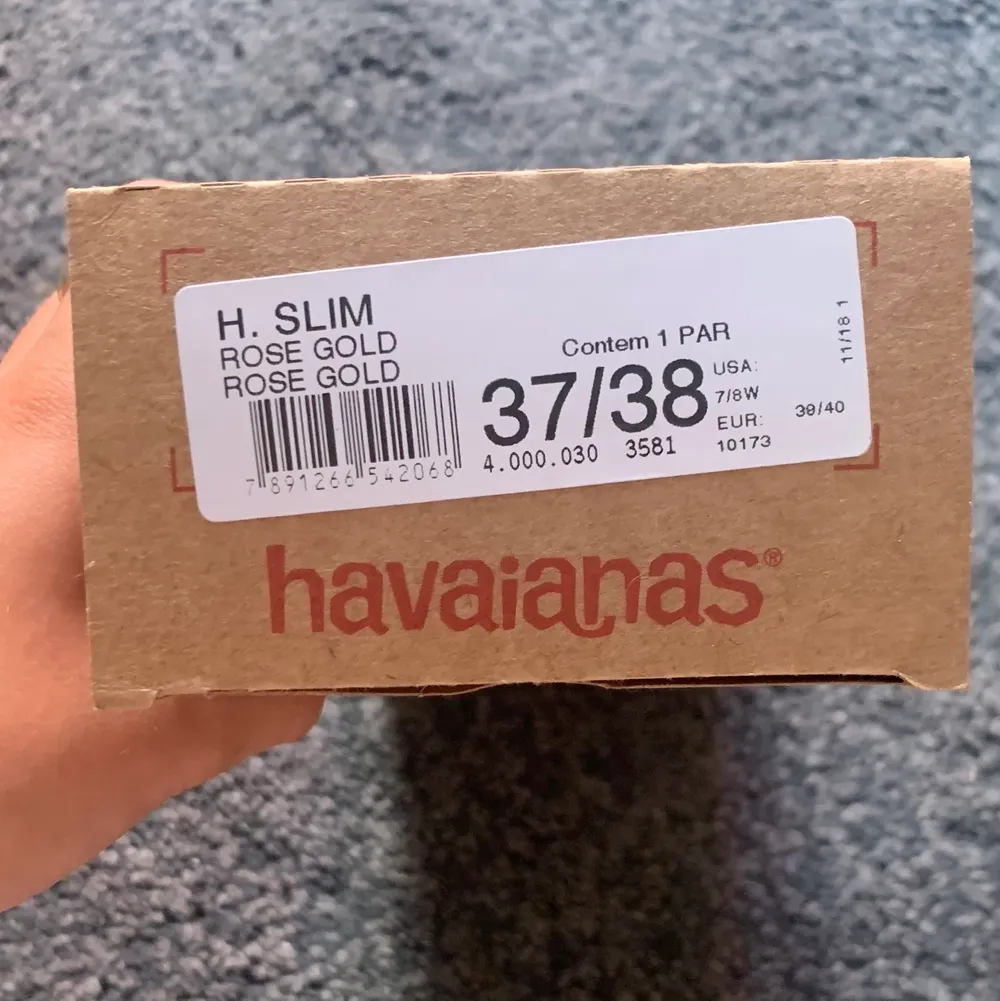 Säljer ett par sprillans nya Havaianas i storlek 38/37. Säljer pga har redan andra i annan storlek. Pris kan diskuteras ☺️. Skor.