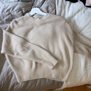 Stickad tröja - Stickad tröja från Bershka. Använd ett fåtal gånger bara. Storlek xs.💕💞