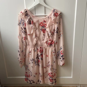 Sommarklänning från NLY trend - Somrig klänning från NLY trend i storlek 34. Aldrig använd.  