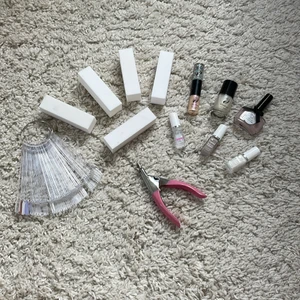 Nagelkit - Säljer detta då jag inte håller på med naglar, allt för 60kr, kom privat om du vill köpa nåt enskilt 💗