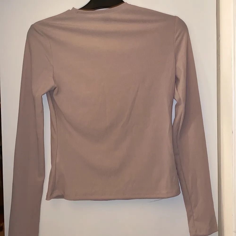 Aprikos färgad långärmad tröja, beställd från shein, aldrig använd bara testat den.. Tröjor & Koftor.