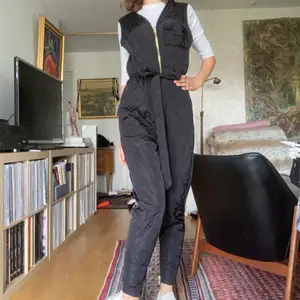 En svart oanvänd jumpsuit från Monki! Det står XS på plagget men är mer som en S-M i storleken.  Frakt kostar 59 kr!