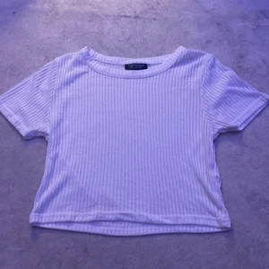 En crop top som är vit  - Topen är typ See-through så man ser typ lite igenom den. Andvänder den aldrig 