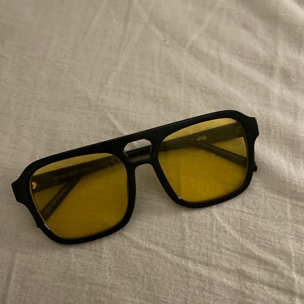 Säljer mina oanvända super snygga trendiga solglasögon, tycker inte att dom passar på mig men tycker fof dom är super snygga! 60kr plus 20kr frakt 💗 . Övrigt.