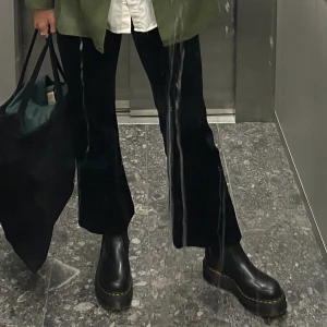 Utsvängda, lågmidjade manchesterbyxor  - Helt fantastiska utsvängda, lågmidjade byxor i manchester. Så mjuka och sköna! Köpta second hand. Numera för små för mig. Storlek M men passade mig perfekt när jag var S.