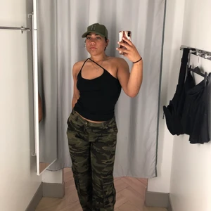 Byxor - Jätte snygga lågmidjade byxor. De är lite tunnare i materialet så passar perfekt till sommaren. Ser exakt som på bilden.