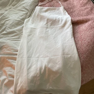 Vit silk klänning från shein - En Shein silk klänning storlek är S inte använd lite pösig och sitter intr tajt vid siderna 70kr + frakt  