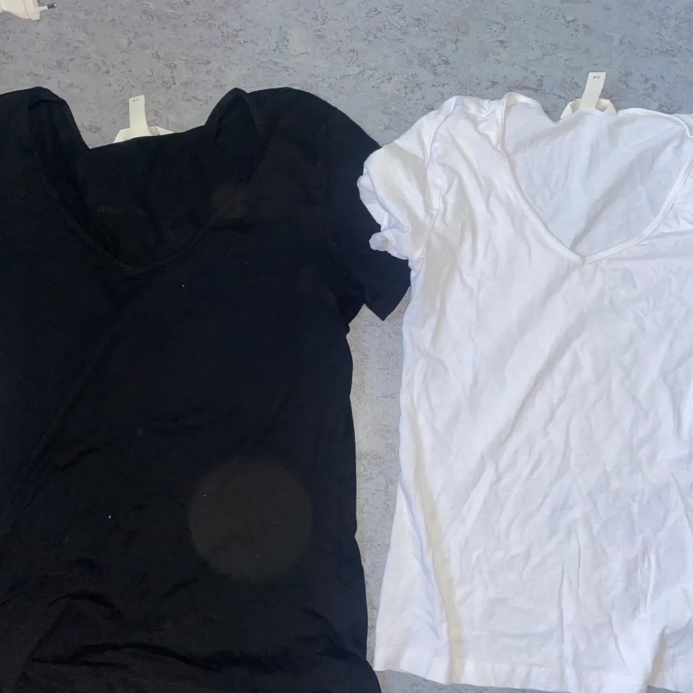 Två basic tshirt från hm. Båda för 25kr en för 15. T-shirts.