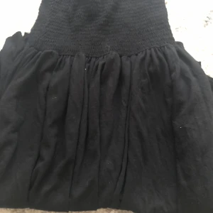  Band lös svart lång klänning<33 - Säljer denna fina bandledare klänningen eftersom att jag måste rensa min garderob 