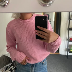 Rosa stickad tröja -  Rosa stickad tröja från H&M i storlek XS. Skönt material och är i väldigt bra skick. Köpt för ca 2 år sen, knappt använd. Frakt tillkommer, kan alt mötas upp i Gävle. 