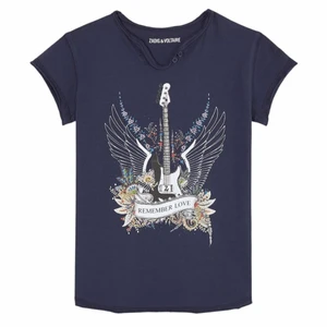 Z&V tröja - Säljer ännu en Zadig Voltaire tröja eftersom att den verkligen inte heller kommit till användning! Fick den i födelsedagspresent i Maj! Sitter bra på mig som har xs och s i tröjor! Fick den i present så vet inte bart jag köpt den eller vad den kostade men mamma trodde cirka 680kr, använd 2-3 gånger och ser som ny ut, tvättas innan fraktning! Kontakta mig privat ifall du är intresserad eller om du vill ha egna bilder! Köparen står för frakt!💛 Betalas via swish!💛🙏🏼