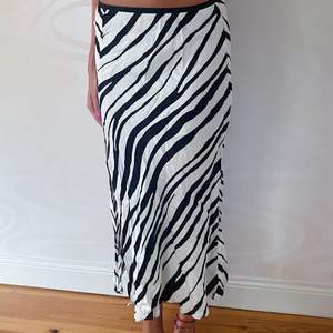 Lågmidjad långkjol med slits från Zara i zebramönster i väldigt bra skick. Storlek S, jag är 171cm. Vid snabbt köp kan pris diskuteras 