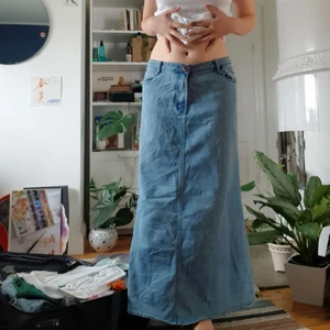 Lång jeanskjol - Köpt secondhand i paris, hade ingen knapp så sytt på en brun. Sprätter man bort knappen och sätter den närmre/längre bort kan strl regleras. I bra secondhand skick. Inga slitage. Dm för mått, är 173. Lite strech i tyget, skrynklet försvinner när används🐬🌸