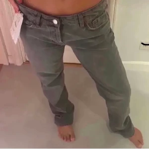 Lågmidjade gråa Zara jeans - Säljer dessa efterfrågade lågmidjade gråa Zara jeansen (lånade bilder). Är i storlek 40 men passar mig som brukar ha 36/38 🤩