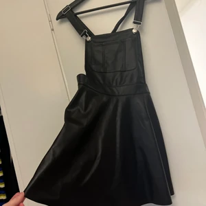 hängselklänning  - skitgullig och cool hängselklänning i läderimitation. Är storlek M men skulle nog passa bättre S 