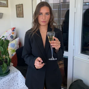 Svart blazer/kavaj - läcker svart basic blazer/kavaj!! I storlek 36!! Jättebra basplagg!! Säljer pågrund av att jag nyligen fått en ny 