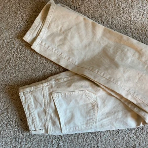 Jeans från weekday - Breda jeans med hög midja 