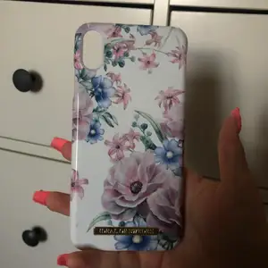 ett superfint mobilskal av Ideal of sweden  i färg floral romance, passar iphone xs max🫶 har tyvärr två sprickor vid kanterna där uppe, sista bild visar ena.