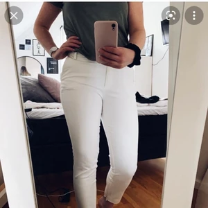 kostymbyxor  - Vita kostymbyxor från bikbok, sjukt fina bara 1 liten fläck på insidan som inte syns då man har på sig dom och lite smuts nere vid benet (går mest troligt bort med vanish). Djur finns i hemmet, köparen står för frakt. ☺️
