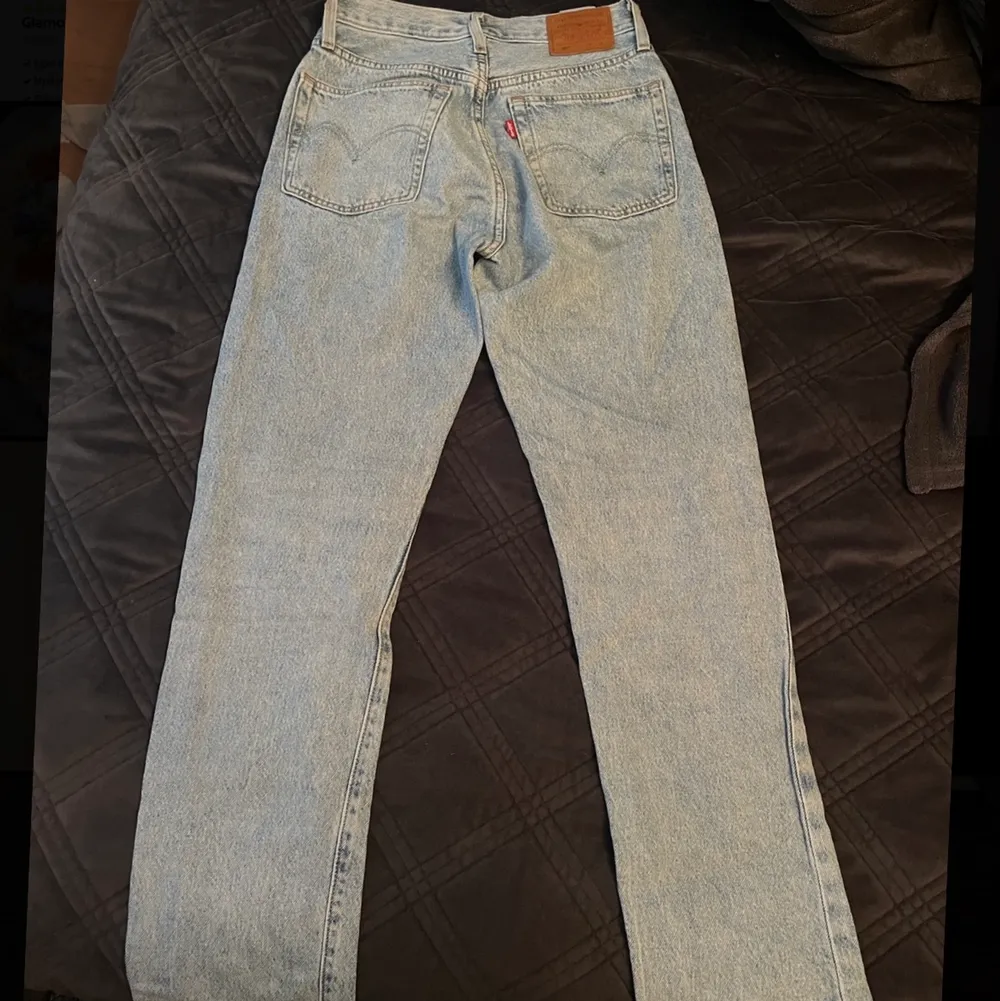 Säljer ett par super fina levis jeans som är raka i modellen och lågmidjade. Tyvärr får jag inte på mig dom längre och måste därför sälja jeansen. Plagget har inga fläckar eller skador💗. Jeans & Byxor.