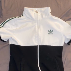 Adidas kofta/kort armad - Den passar perfekt men vill inte ha kvar den.storlek M men passar som s/xs.