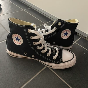 Svarta converse  - Svarta converse som är helt oanvända pga för små, i storlek 36,5. Kan skickas men osäker på vad fraktkostnad blir 