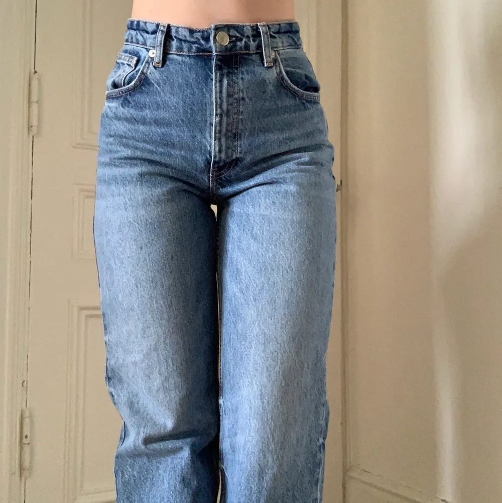 Oanvända Jeans ifrån Zara. Storlek 38, jag på bilden är 170. Man klipper av jeansen för att anpassa längden, jag har inte klippt något i dessa så de är väldigt långa. . Jeans & Byxor.