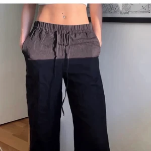 Linnebyxor  - Säljer dessa supersnygga och trendiga linnebyxor från H&M i en mörkblå/ marinblå färg. Skriv privat för fler bilder🤍🤍 1 bilden är lånad men 2 bilden är mina byxor 🤍