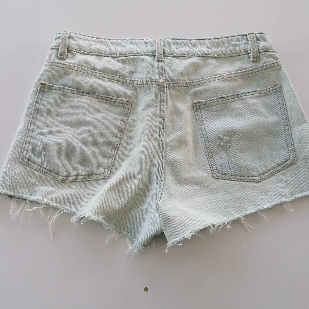 Fina shorts från bikbok! Aldrig använda! Är i storlek 40 men passar även mig som brukar ha 36. Säljes för 60 kr + frakt 💞. Shorts.