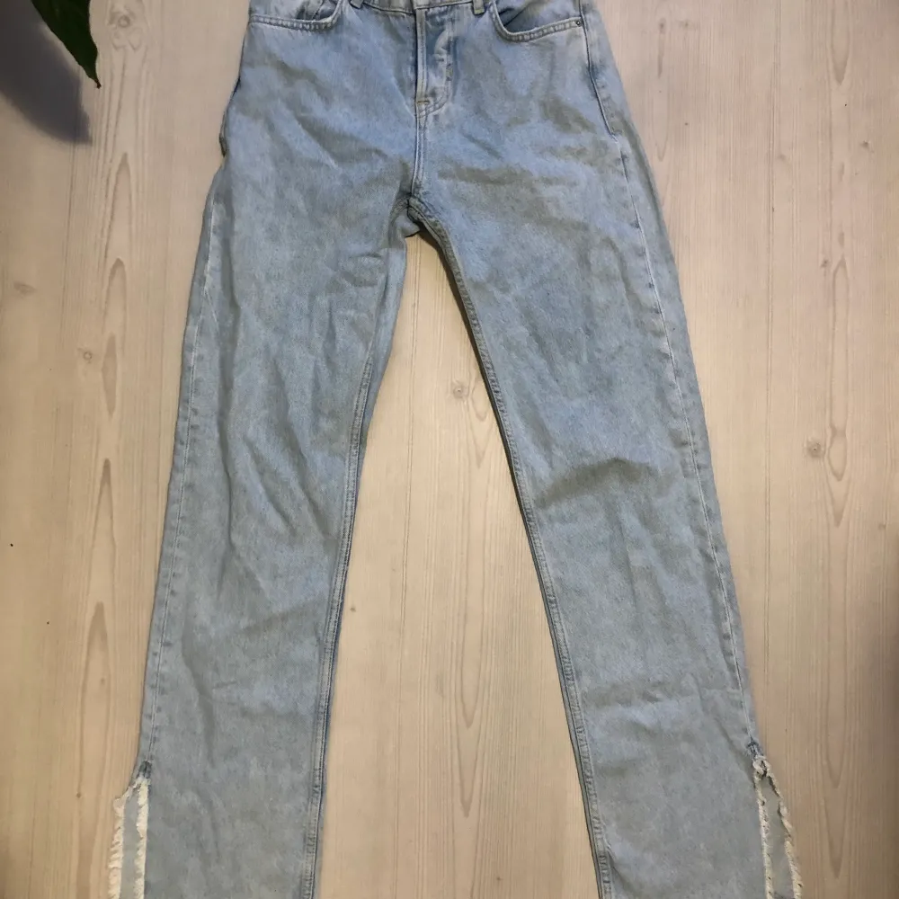 Ljusblå miderise jeans från zara med slits nere. Storlek 34. . Jeans & Byxor.