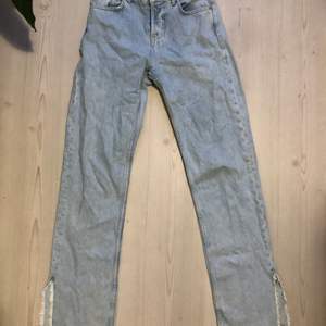 Ljusblå miderise jeans från zara med slits nere. Storlek 34. 