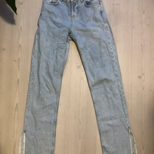 Mide Rise jeans zara - Ljusblå miderise jeans från zara med slits nere. Storlek 34. 