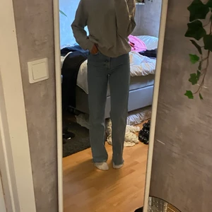 Zara straight full length High rise  - Raka jeans från Zara, väldigt fint skick. Nypris 400 kr, köpare står för frakt☺️