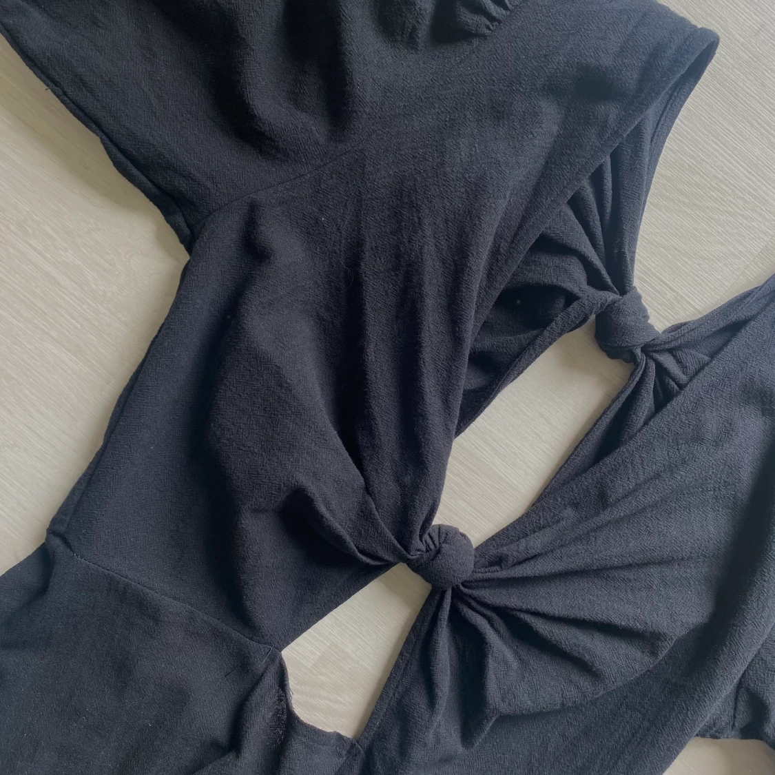 Svart klänning med knyten  - 90