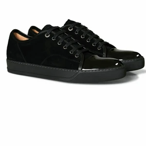 Lanvin dbb1 - Tja! Säljer nu mina fräscha lanvin skor i storlek 6 pga ingen nytta av de längre. Väldigt bra skick, själva framdelen är som ny och lädret på skorna väldigt fint. Lite heeldrag endast. Cond på 8/10 samt passar 42. Nypris på 4k, kom med bud :)