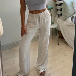 Linne byxor - Ljusbeiga/vita linnebyxor. Det innehåller lite polarymid också, men ser ut och är som vanliga linne. Innerbenslängd 83cm, jag är 165 men passar längre personer också. Midjan 75, gott skick sjukt snygga❤️❤️midjan är medelhög. tryck INTE på köp nu tack❤️❤️