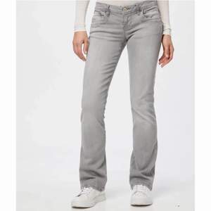 Super snygga gråa jeans från Zalando i märket valerie 💗 